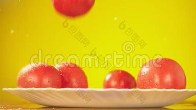 新鲜的西<strong>红</strong>柿掉在盘子里，滴着水。 营养的概念.. 在<strong>黄色背景</strong>下，减速
